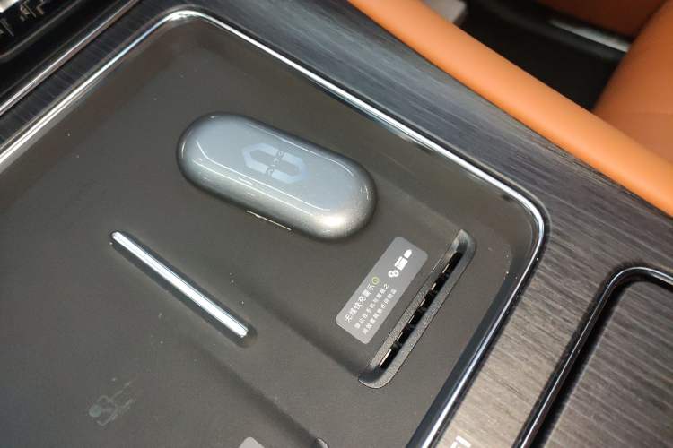 Used Hima AITO M8 2025 Extended-Range Ultra Version 53.4 kWh 6-Seater Edition Interior 1