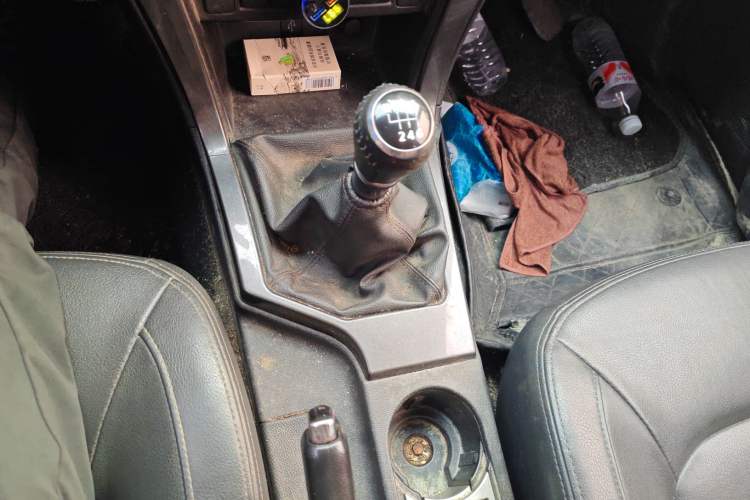 Used Great Wall Wingle 5 2017 2.0T European-spec Diesel Two-Wheel-Drive Entry-Level Big Double-Cab GW4D20D Gear Lever