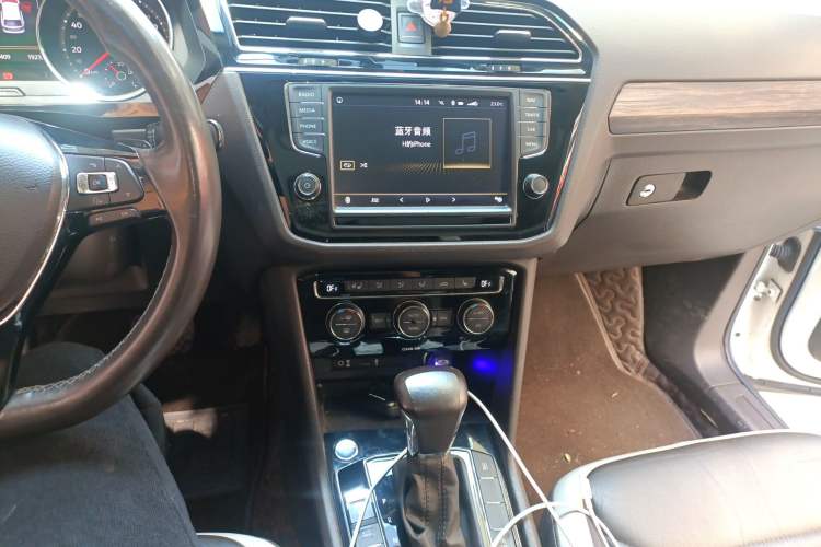 Used Volkswagen Tiguan L 2017 330TSI Automatic Two-Wheel Drive Luxury Edition Audio And AC Panel