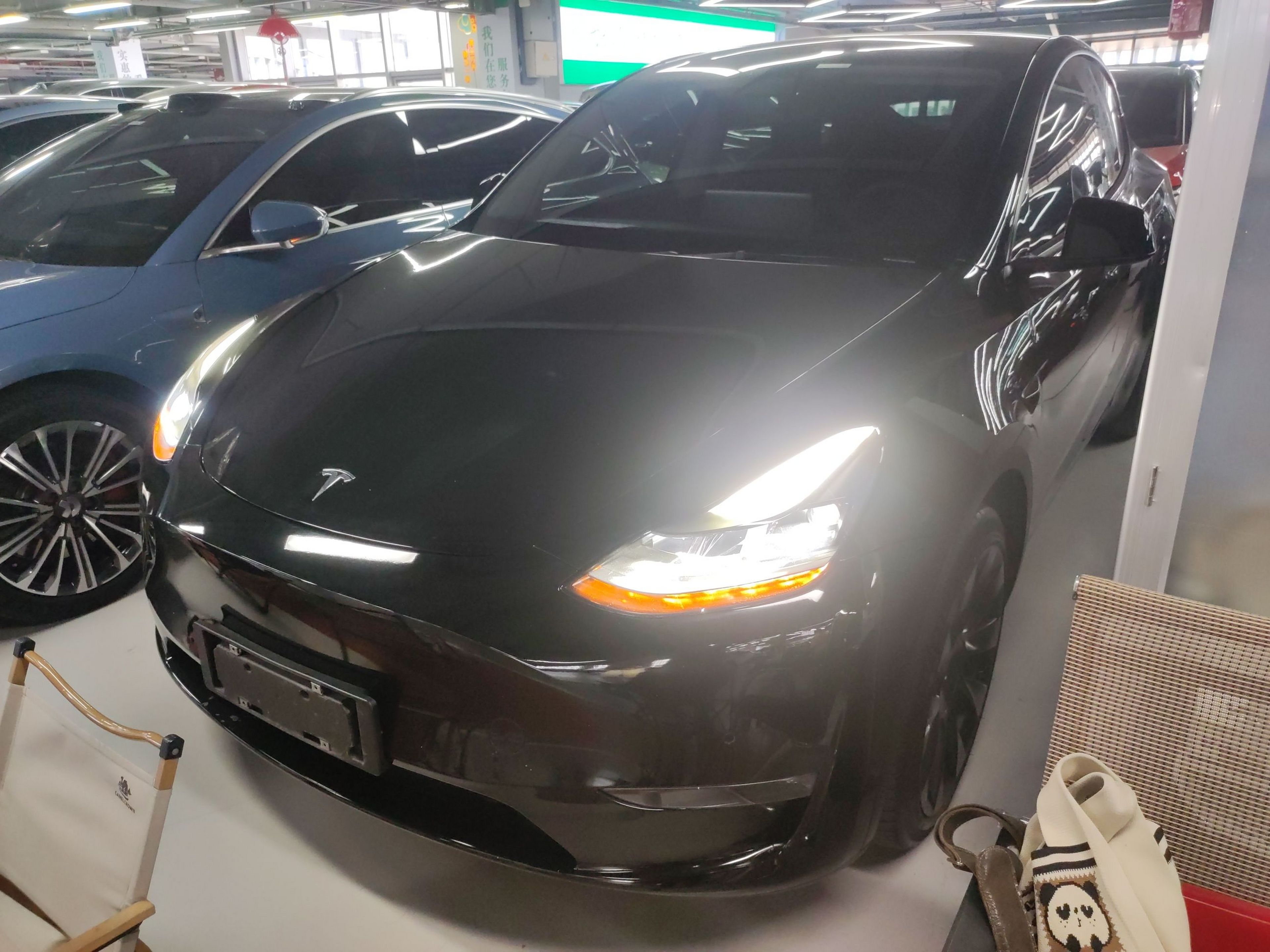 تحت مقدمة السيارة