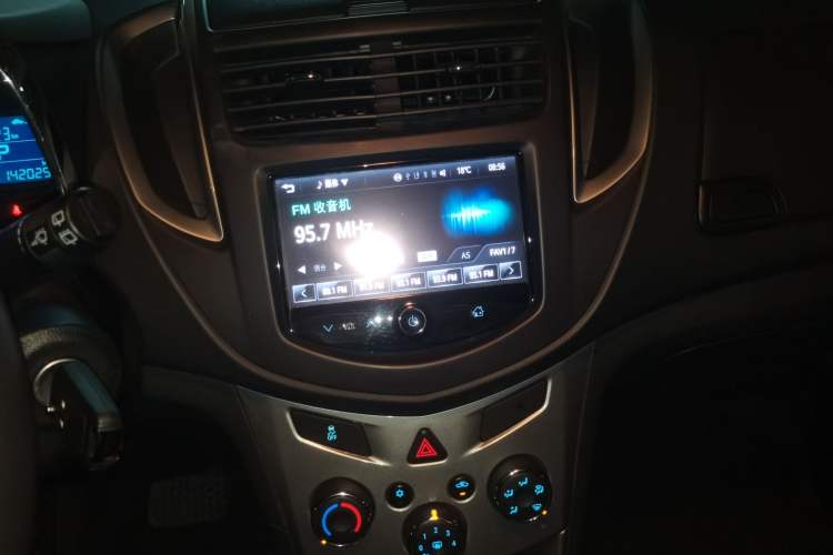 Used Chevrolet Trax 2014 1.4T Automatic Two-Wheel Drive Luxury Model Audio And AC Panel