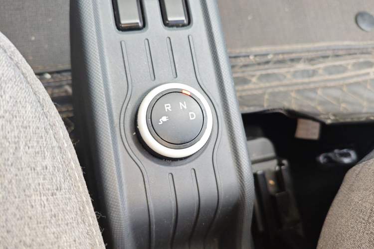 Used Wuling Hongguang MINIEV 2022 Macaron Fashion Model Lithium Iron Phosphate Gear Lever