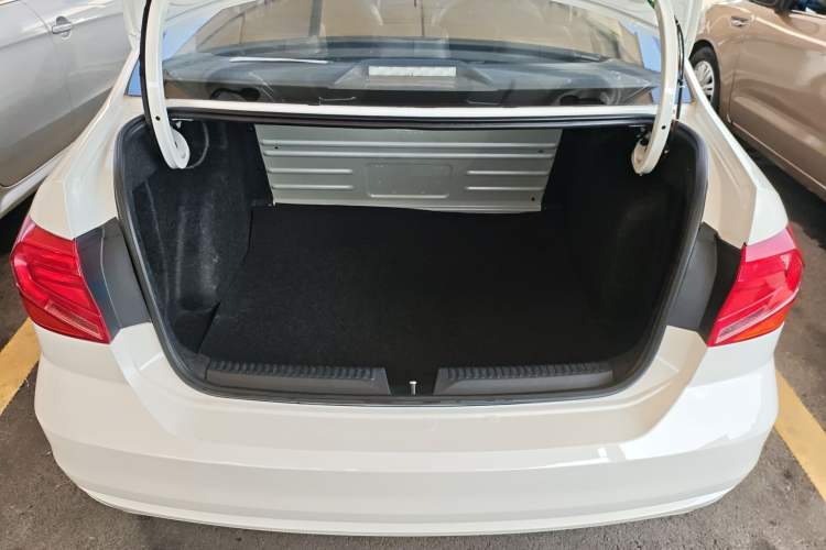 Used Volkswagen Jetta 2017 1.5L Manual Fashion Edition Trunk