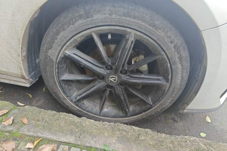 Used CHANGAN UNI-V 2022 1.5T Prestige Version Right Front Wheel Hub