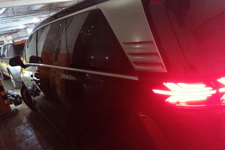 Used Denza D9 2024 DM-i 970 Luxury Model
