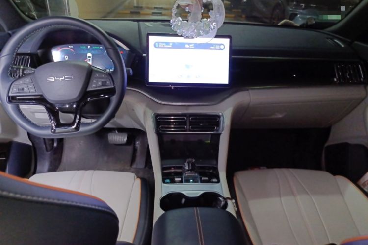 Used BYD Song PLUS New Energy 2024 Honor Edition EV 520km Premium Model Center Console