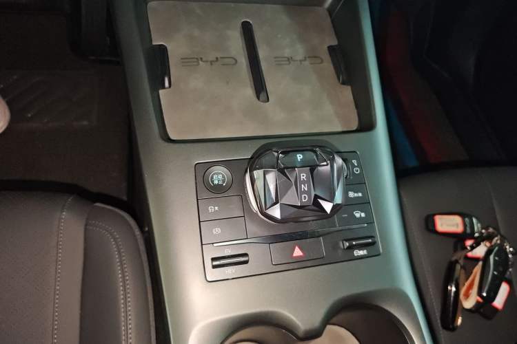 Used BYD Qin PLUS 2025 DM-i Smart Drive 55KM Leading Model Gear Lever