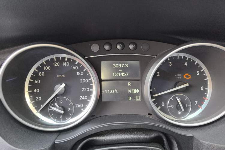 Used Mercedes-Benz R-Class 2014 R 400 4MATIC Business Model Odometer Close Up