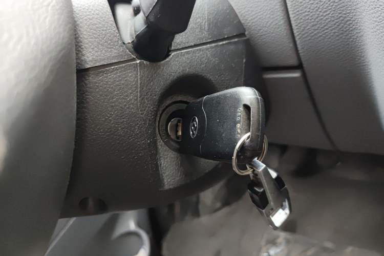 Used SAIC MAXUS Xintu V80 2019 2.5T Classic Model 6-Speed Manual Aotong Long Wheelbase Mid-Height 7-Seater
