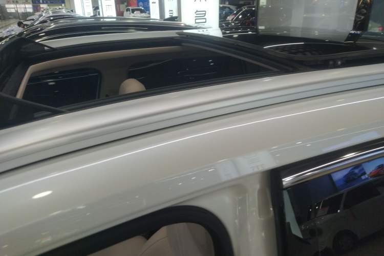 Used Roewe D5X DMH 2024 135 Tech Edition
