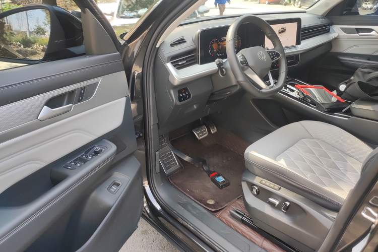 Used Volkswagen Tavendor 2024 Facelifted 380TSI All-Wheel Drive R-Line Cruise Premium Edition
