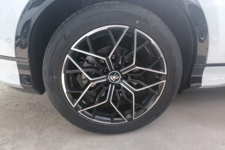 Used BYD Song L EV 2024 662 km Excellence Version Right Rear Wheel Hub