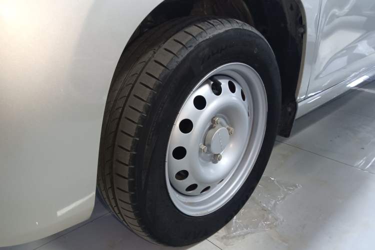 Used Dongfeng Fengon 380 2022 1.5L Standard Edition 7-Seater Passenger Vehicle