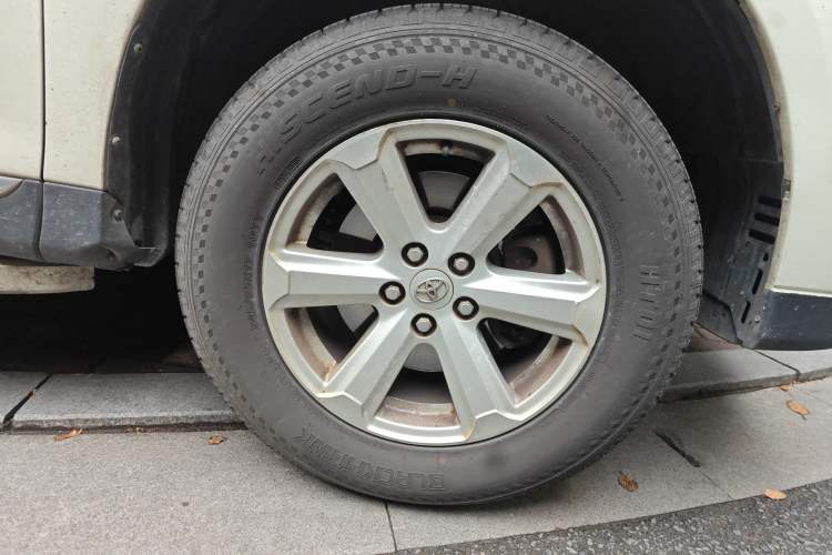 Used Toyota Highlander 2013 2.7L Two-Wheel Drive 5-Seater Purple Gold Edition Right Front Wheel Hub