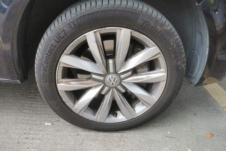 Used Volkswagen Multivan 2018 2.0 TSI Two-Wheel-Drive Luxury Edition 7 Seats Right Front Wheel Hub