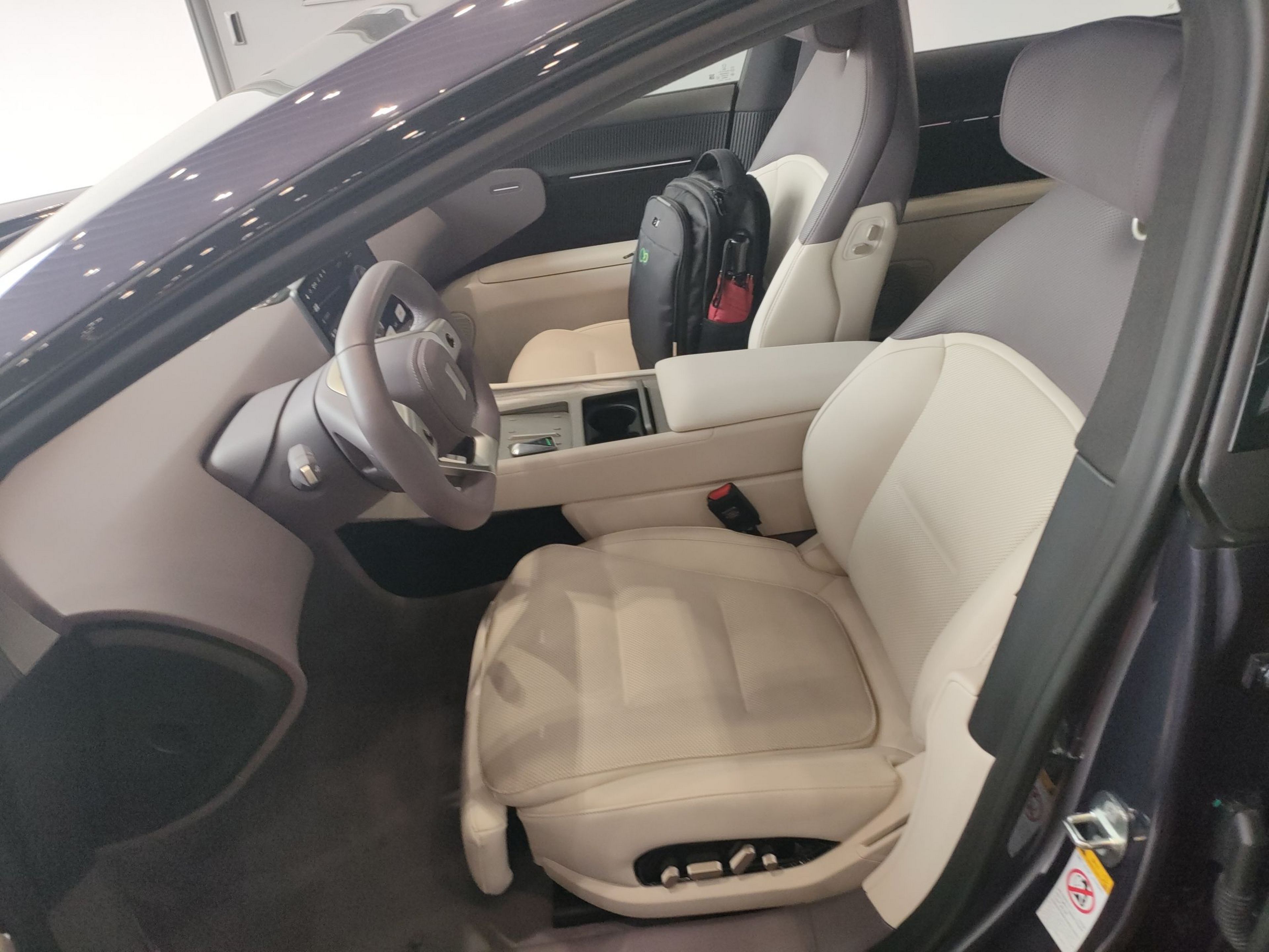 المقاعد الأمامية داخل السيارة