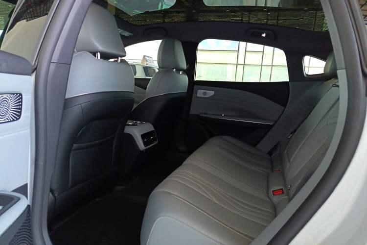 Used Geely Galaxy E8 2024 665 km Range Rear-Drive Starship Long-Range Version
