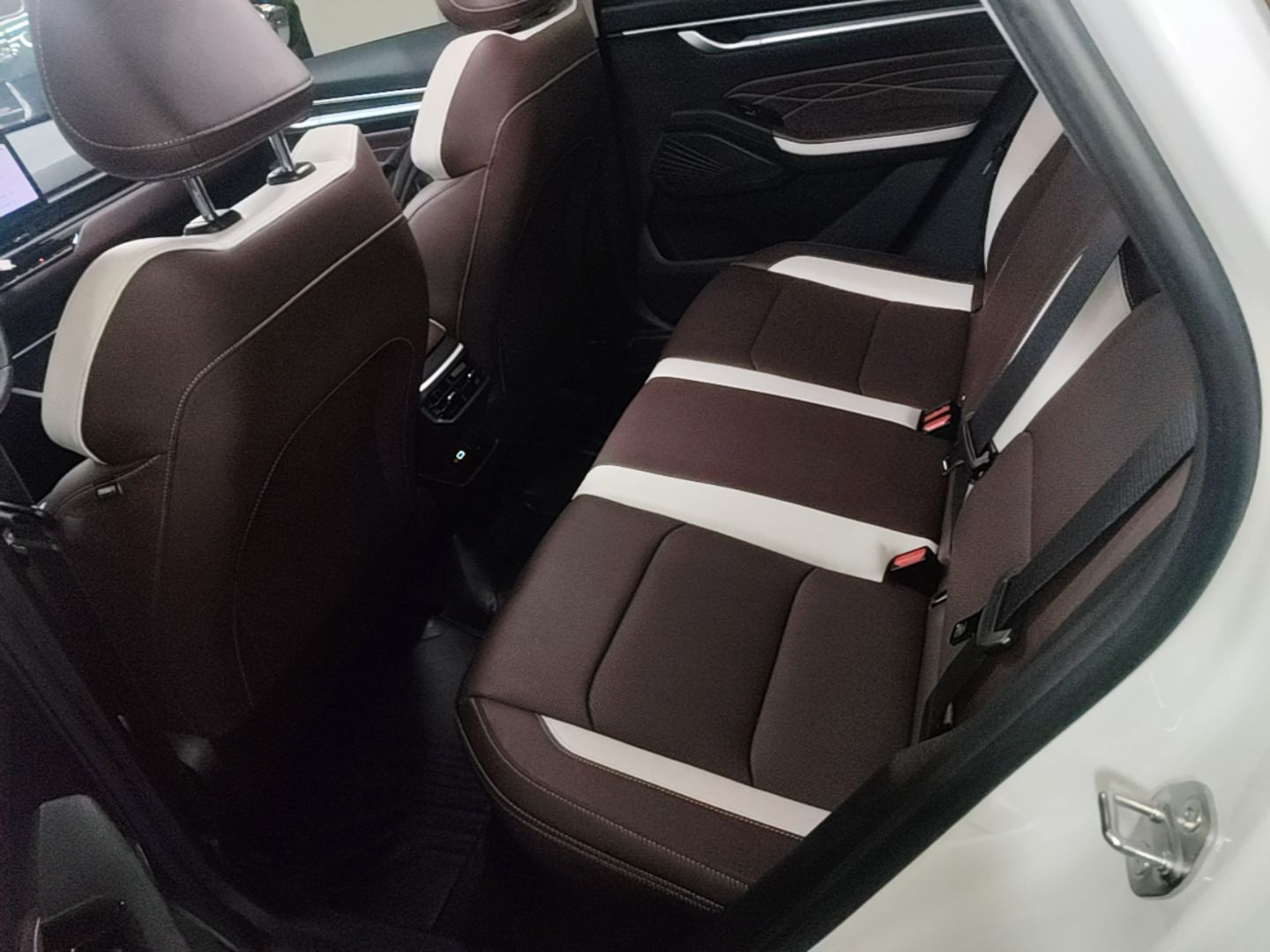 Geely Auto Emgrand 2026 Model 4th Generation 4 Millionth Anniversary Edition 1.5L CVT Excellence Edition — снимка 20