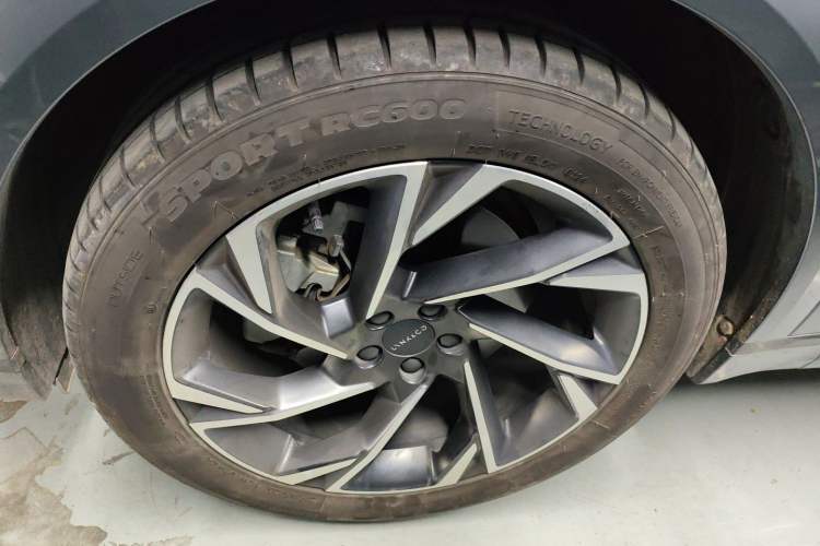 Used Lynk & Co 09 2021 2.0T Halo Six-Seater
