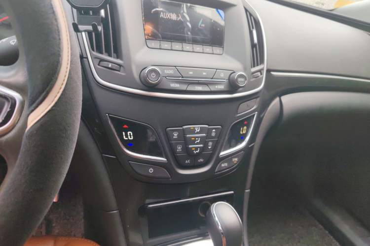 Used Buick Regal 2015 1.6T Leading Technology Model Audio And AC Panel