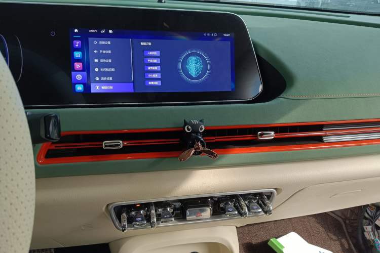 Used ORA Good Cat 2022 Morandi Edition 400km Standard Range Premium Version Lithium-Ion Battery
