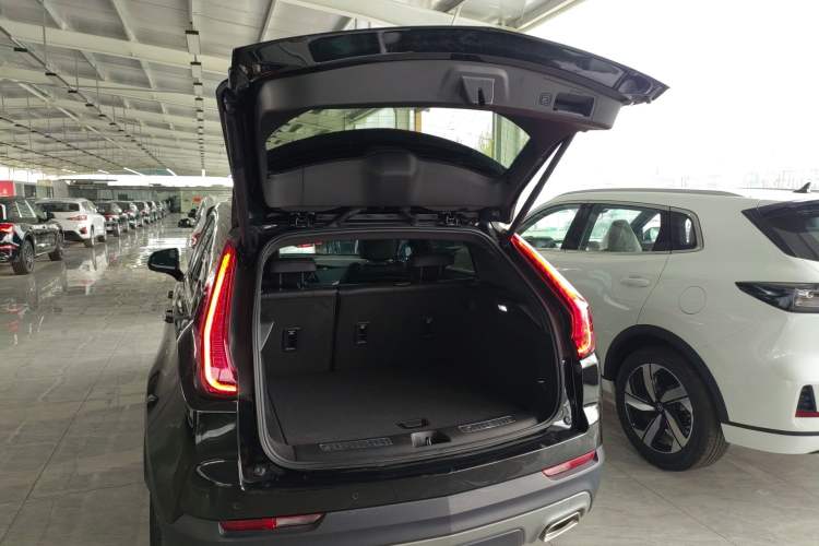 Used Cadillac XT4 2022 28T Two-Wheel-Drive Luxury Version Trunk