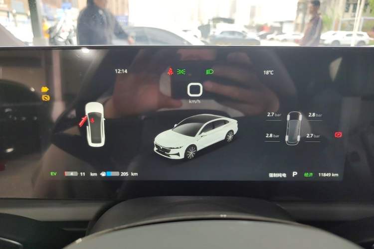 Used VOYAH PASSION 2024 PHEV Four-Wheel Drive Ultra-Long Range Flagship Model Instrument Cluster