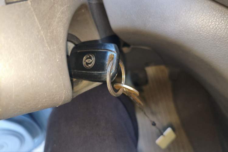 Used Dongfeng Shuaike 2011 1.6L Manual Commercial 5-Seater