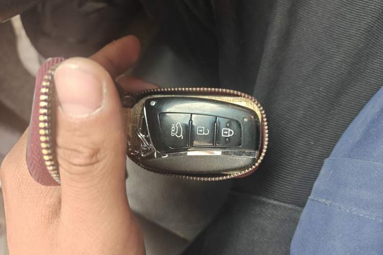 Used Hyundai Santa Fe 2015 2.0T Automatic Two-Wheel Drive Smart Version 5 Seats Vehicle Key