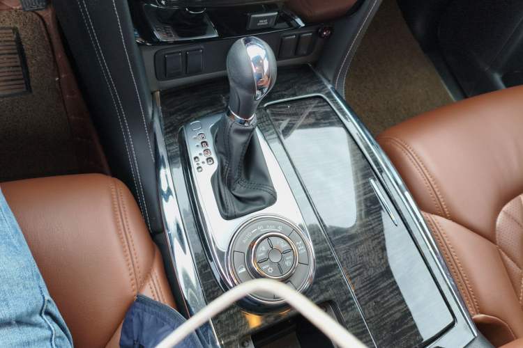 Used Nissan Patrol 2017 4.0L XE Middle East Version Gear Lever