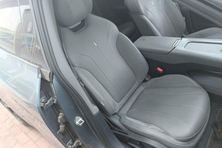 Used Lynk & Co 07 2024 EM-P 126 Long-Range Ultra Right Front Seat