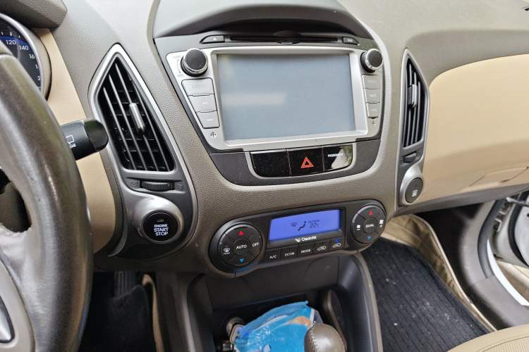 Used Hyundai ix35 2012 2.0L Automatic Two-Wheel Drive Elite Edition GLS Audio And AC Panel