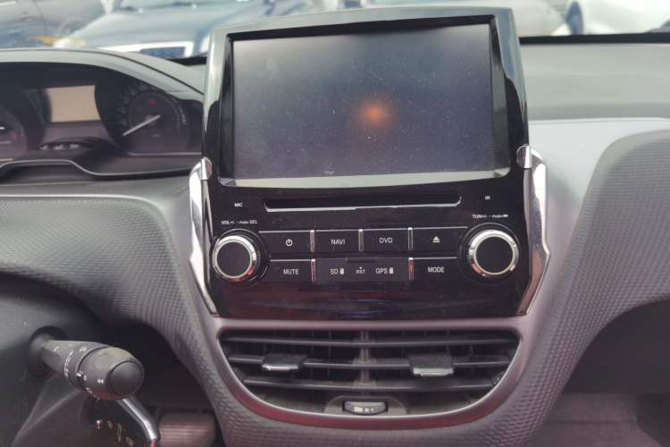 Used Peugeot 2008 2015 1.6L Automatic Playcool Edition Audio And AC Panel