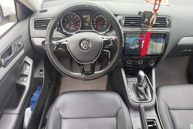 Used Volkswagen Sagitar 2016 230TSI 25th Anniversary Edition Steering Wheel