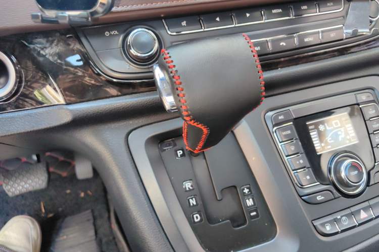 Used SAIC MAXUS G10 2016 2.0T Automatic Luxury Executive Edition Gear Lever