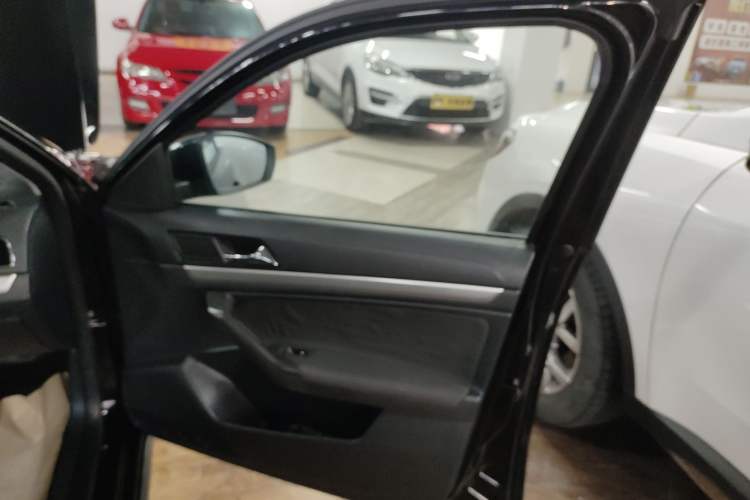 Used Volkswagen Lavida 2015 1.6L Manual Fashion Edition