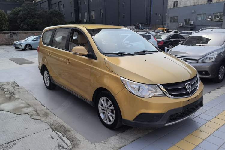 Used Baojun 730 2014 1.5L manual standard trim 7 seats Front Right 45 Deg
