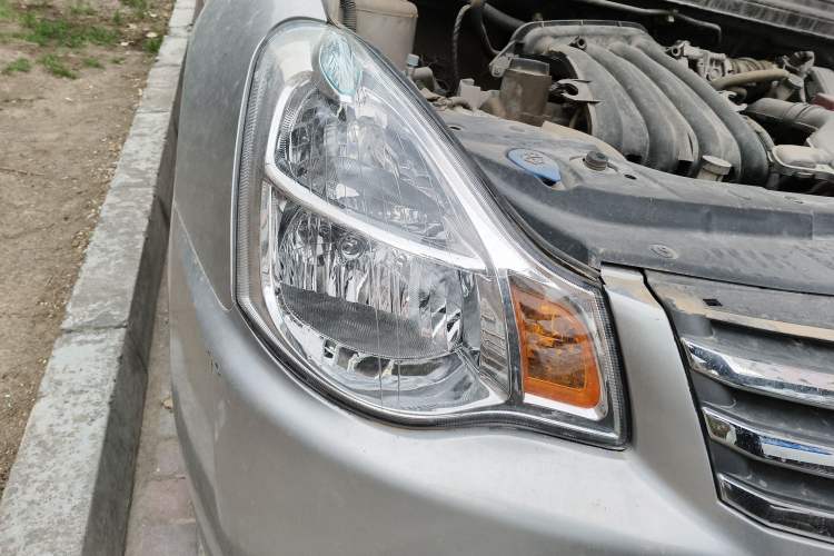 Used Nissan Sylphy 2012 Classic 1.6XE Manual Comfort Edition Right Front Headlight