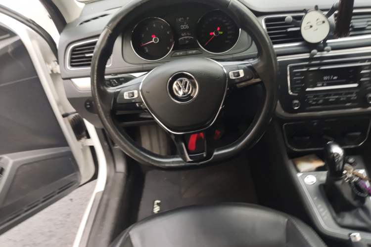 Used Volkswagen Lavida 2015 1.6L Automatic Comfort Edition
