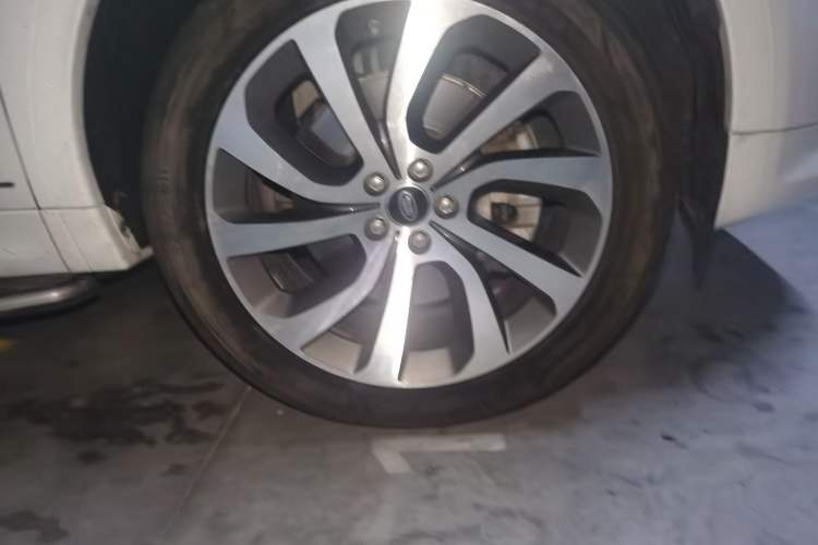 Used Land Rover Discovery Sport 2021 249 PS R-Dynamic S Performance Edition Right Front Wheel Hub
