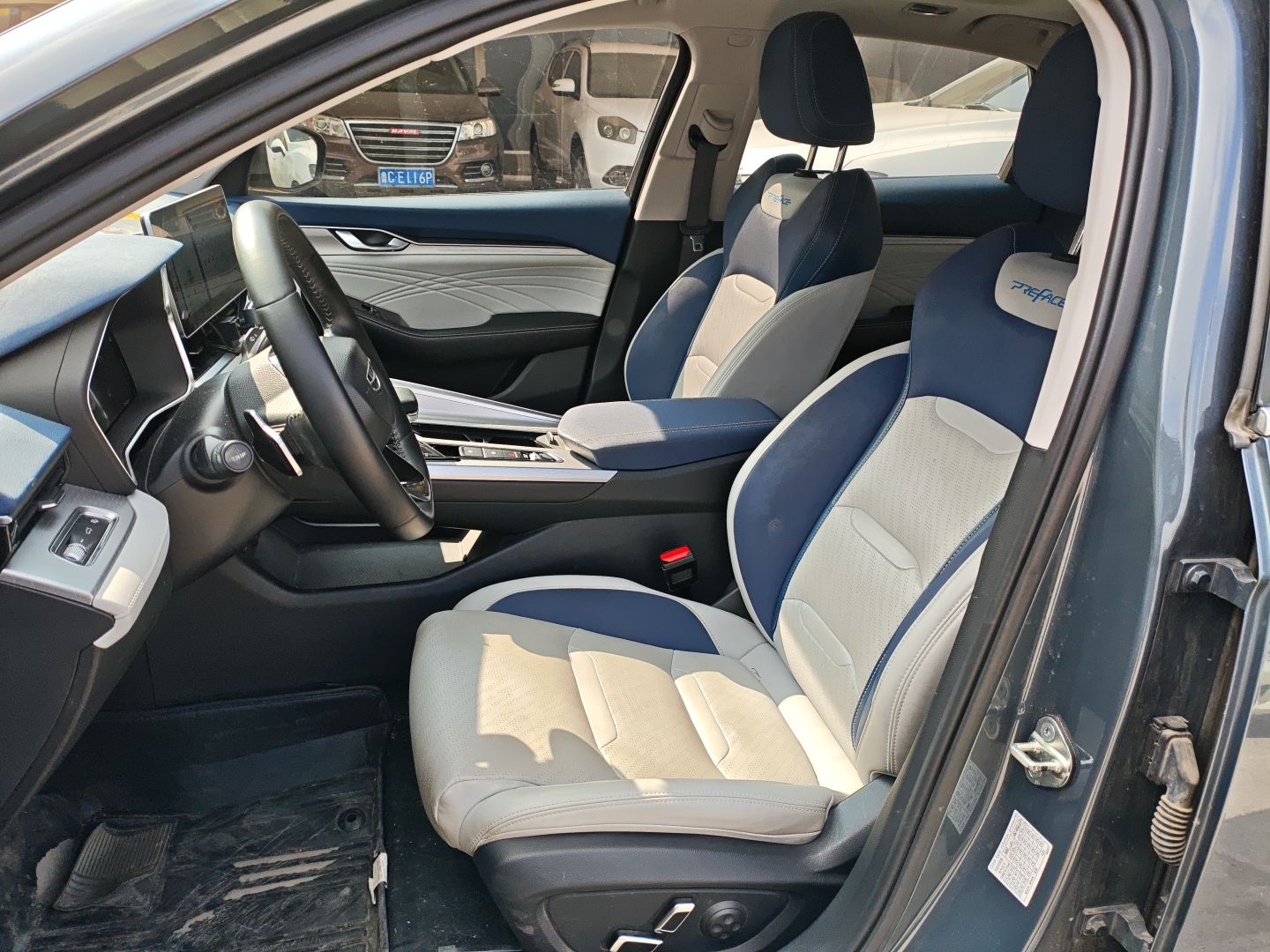 المقاعد الأمامية داخل السيارة