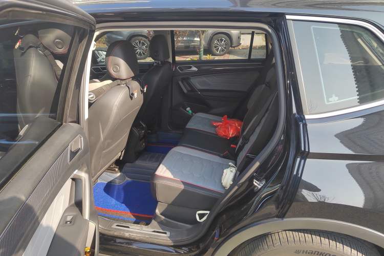 Used Volkswagen Tiguan L 2023 330TSI Automatic Two-Wheel Drive R-Line Flagship Edition Left Rear Seat