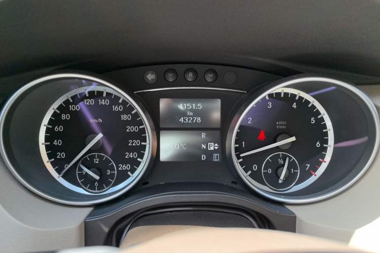 Used Mercedes-Benz R-Class 2015 R 320 4MATIC Luxury Model Odometer Close Up