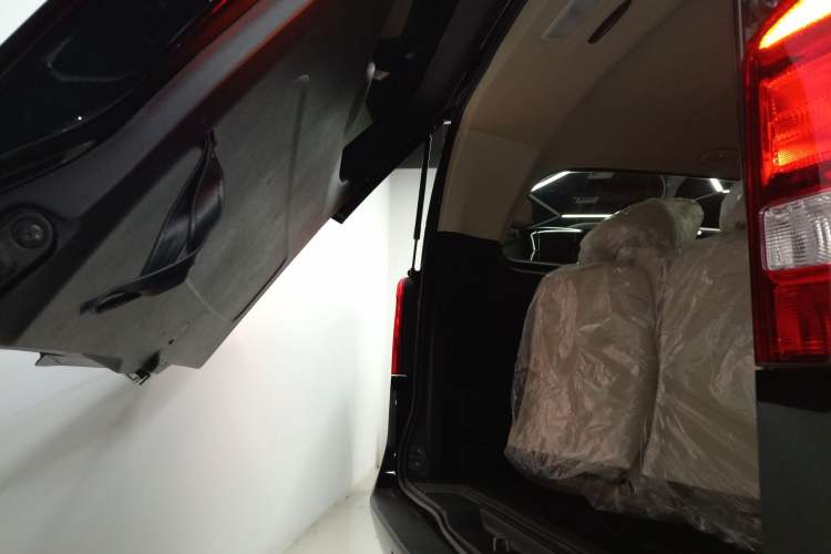 Used Mercedes-Benz Vito 2023 2.0T Business Version 7 Seats Trunk