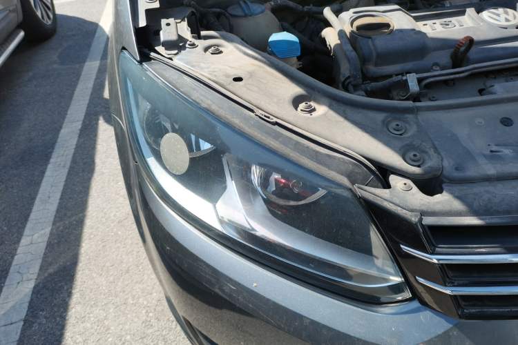 Used Volkswagen Touran 2011 1.4T Manual Zhiya Edition 5 Seats Right Front Headlight