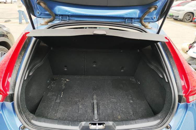 Used Volvo V40 2015 1.6T Zhiya Edition Trunk