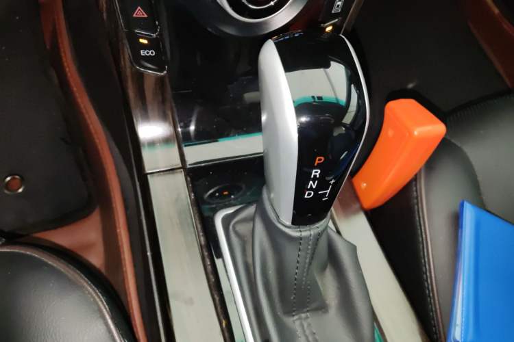 Used Luxgen 5 2016 1.8T Automatic ZhiZun Model Gear Lever
