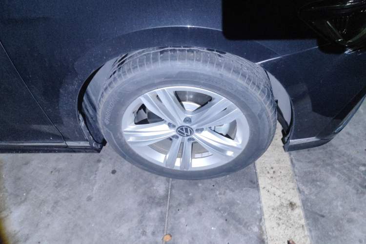 Used Volkswagen Magotan 2023 2 Million Units Limited-Edition 280TSI DSG Comfort Version Right Front Wheel Hub