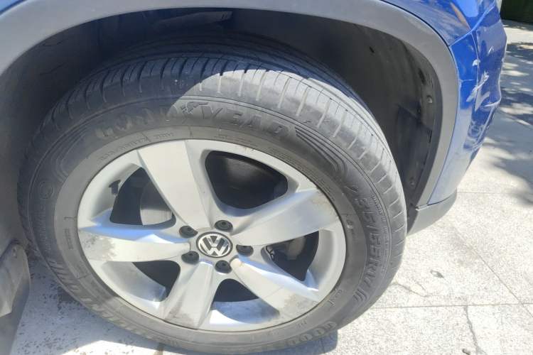 Used Volkswagen Tiguan 2012 1.8TSI Automatic All-Wheel Drive Elite Edition Right Front Wheel Hub