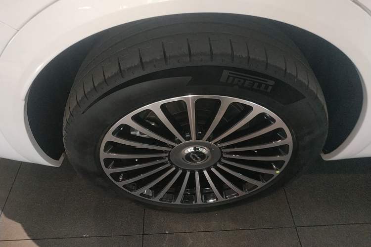 Used Hima AITO M8 2025 Extended-Range Ultra Version 53.4 kWh 6-Seater Edition Right Rear Wheel Hub